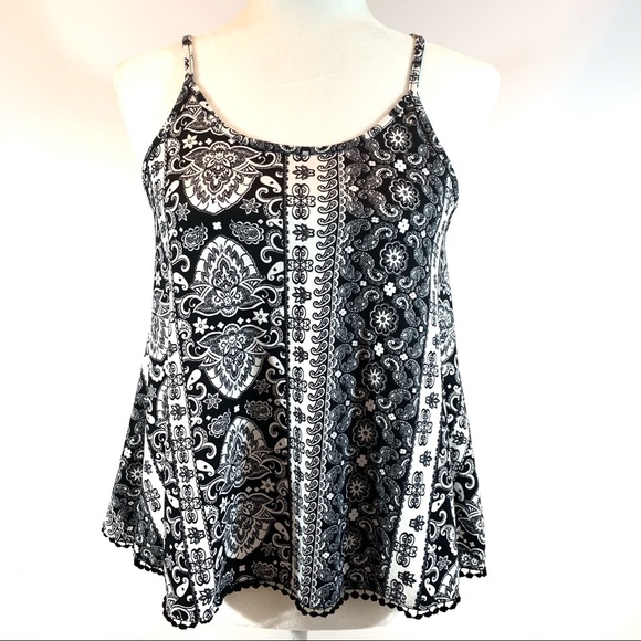 Hot Kiss Tops - ⏰Hot Kiss sz M black/white paisley sleeveless top
